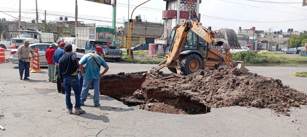 En el lugar se encuentran trabajando una cuadrilla de ocho empleados de Sapase, con el apoyo de una máquina retroexcavadora de tres y media. Foto 
