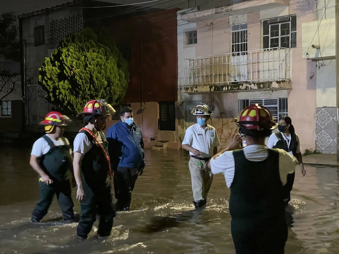 Autoridades tapatías, encabezadas por el Presidente de Guadalajara,Eduardo Lomelí, realizaron un recorrido de supervisión en las zonas afectadas por las lluvias. Foto tomada de la cuenta de Twitter @GuadalajaraGob