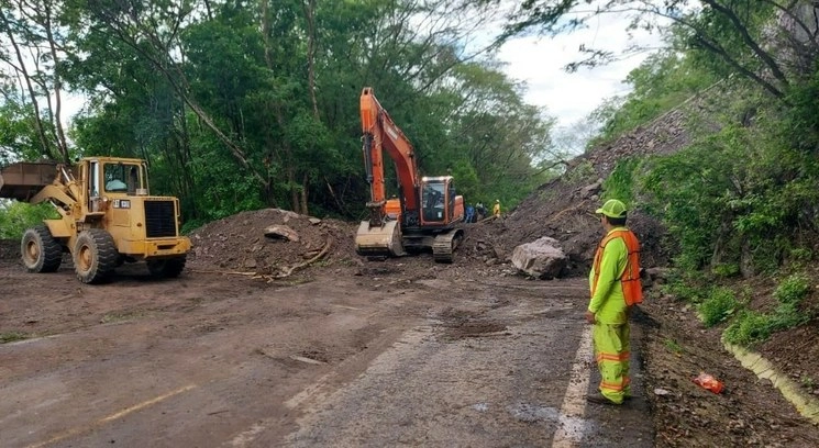 La SCT mantiene cuadrillas de trabajadores para restablecer la circulación en carreteras afectadas. Foto @SCT_mx