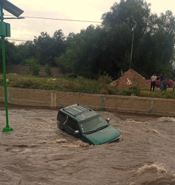 Un automóvil afectado por inundación en el bulevar Río Santiago en SLP. Foto cortesía PC de SLP
