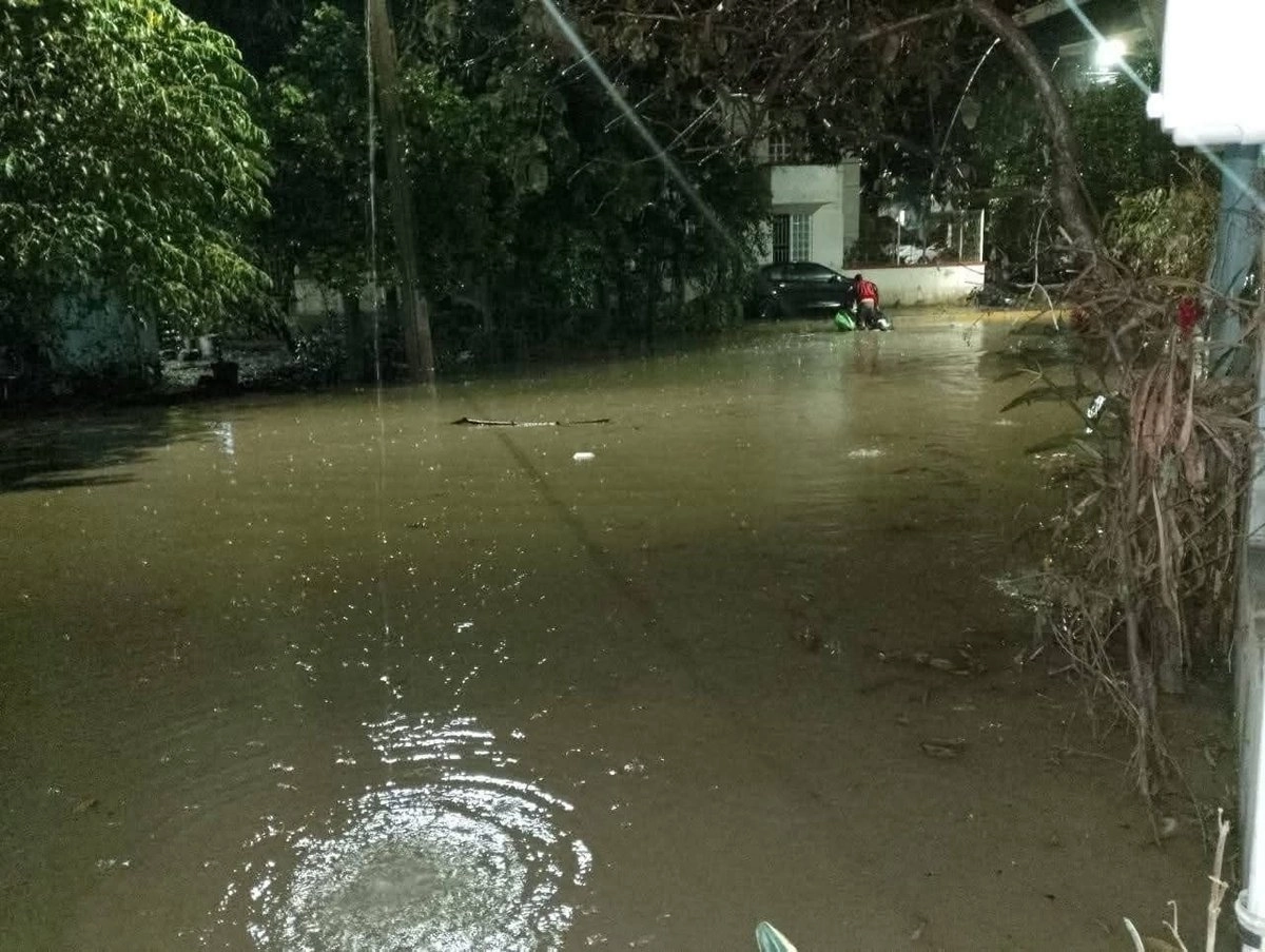 Las intensas lluvias generadas por el frente frío número 16 provocaron nuevas inundaciones en varias colonias de Poza Rica, Veracruz, durante la madrugada del 27 de noviembre de 2025. Foto 

