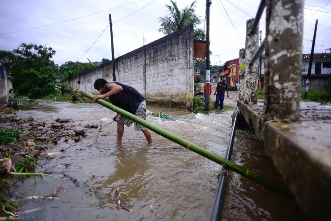 Vecinos de la Colonia Lázaro Cárdenas realizan trabajos en el cauce del río de Los Pintores, en Coatepec, Veracruz, el 14 de junio de 2021. Foto Sergio Hernández