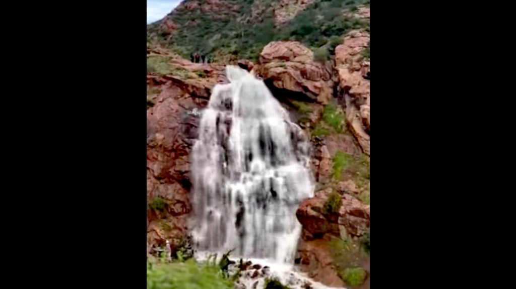La cascada tiende a registrar una vida de dos semanas. Se forma en el cerro del Bosque de los Attenatuas, en Ensenada. Foto cortesía Lindero Norte