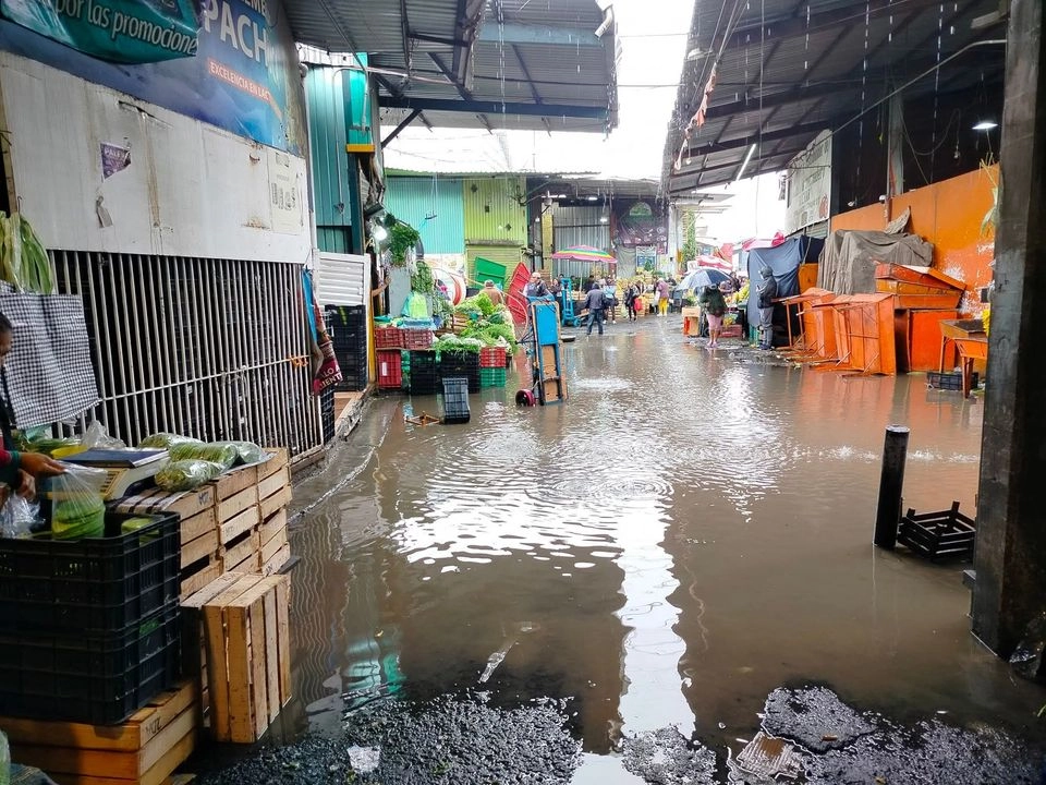 Lluvias intensas dejaron inundaciones en la Central de Abasto de la ciudad de Pachuca. Foto