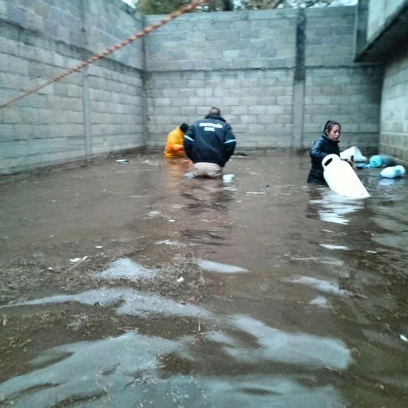 Bomberos, protección civil y ciudadanos realizaron labores de limpieza. Foto La Jornada