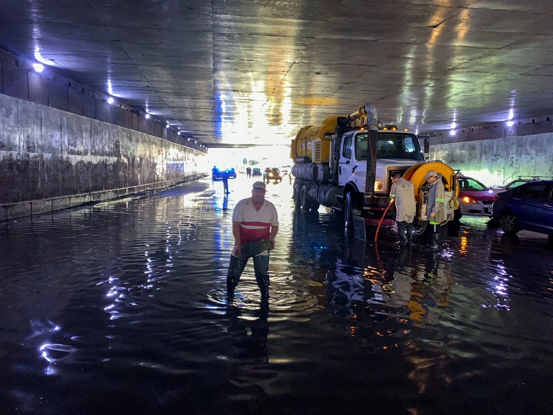 Las lluvias inundaron vialidades principales de CDMX como Circuito Interior. Foto Víctor Camacho