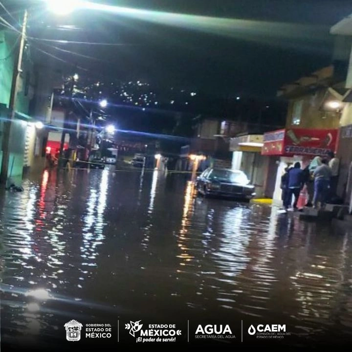 Aspectos de vialidades inundadas en la Ciudad de México. Foto