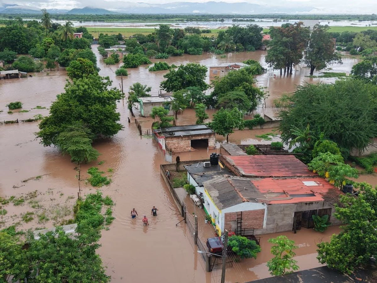 Más de una decena de familias han sido trasladadas a los albergues, luego de que intensas lluvias dejaron incomunicadas localidades en Acaponeta, Nayarit. Foto  