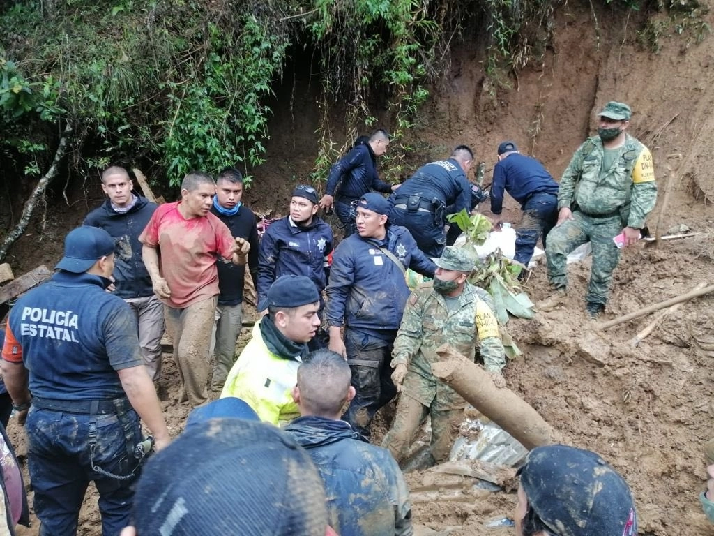 La Secretaría de Seguridad Pública de Veracruz localizó a siete personas fallecidas, entre ellas una menor de edad, por deslaves en Xalapa tras el paso de 'Grace'. Foto tomada de la cuenta de Twitter @SP_Veracruz