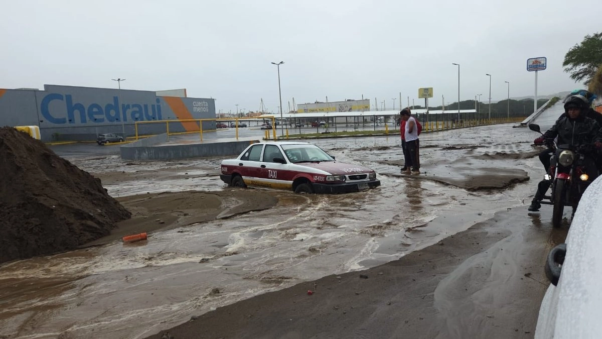 Taxi atrapado por una inundación causada por lluvias en la zona conurbada de Veracruz-Boca del Río. Foto