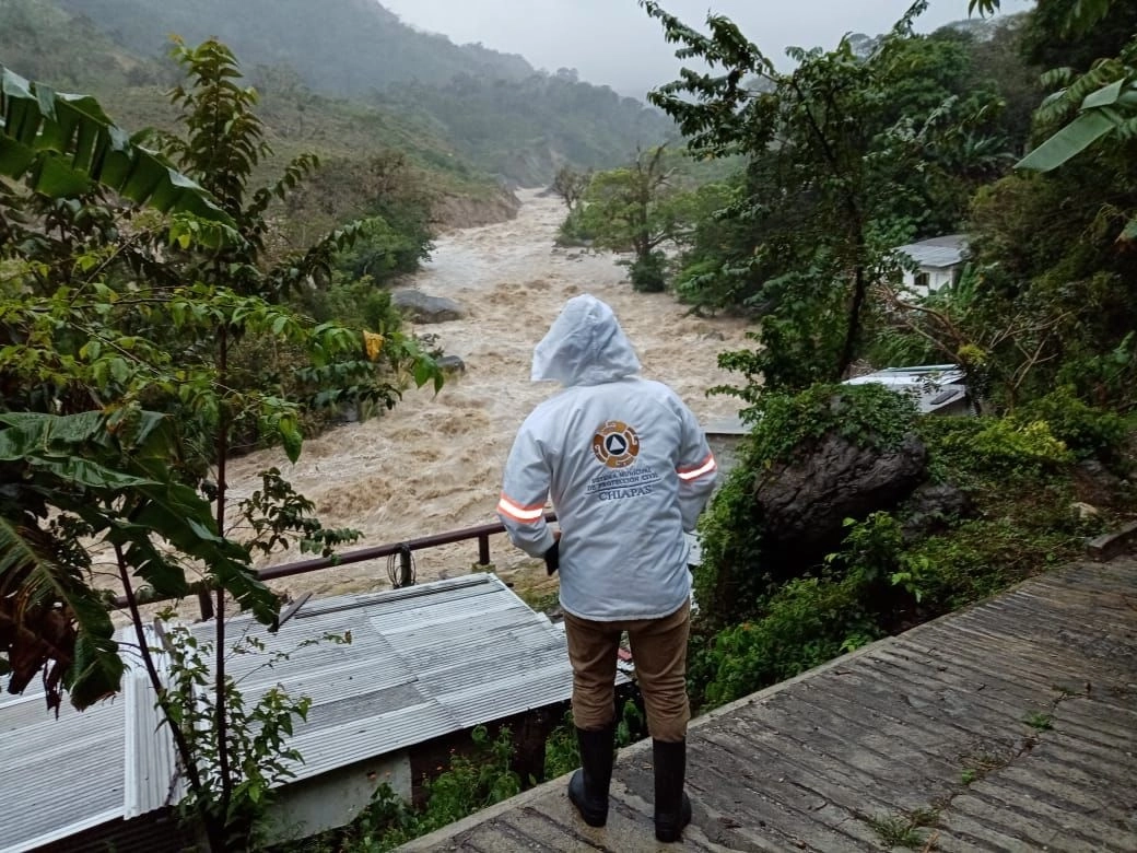 Protección Civil de Chiapas informó que mantiene el monitoreo de cauces y realiza trabajos de limpieza en tramos carreteros afectados por las lluvias ocasionadas por el frente frío 22. Foto La Jornada