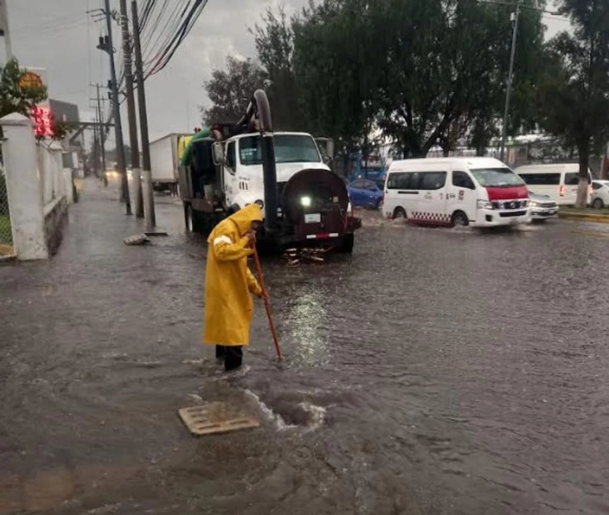Personal que conforma el Operativo Tormenta durante trabajos de desazolve y limpieza de coladeras. Foto 