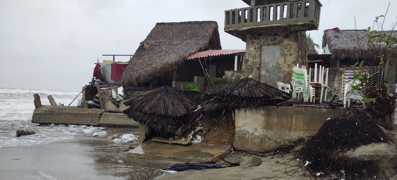 Restaurante de la playa del hotel Princess, en la zona Diamante de Acapulco, Guerrero, dañado por las lluvias ocasionadas por el paso de ‘Dalila’. Foto