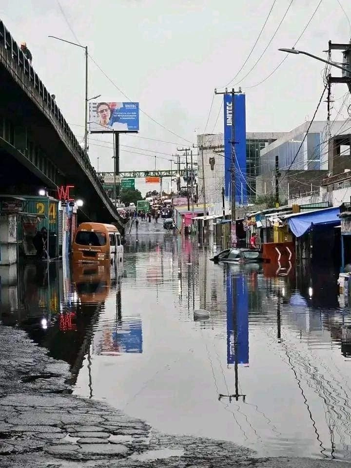 Inundaciones en el municipio de Los Reyes la Paz, Edomex tras las lluvias de esta tarde. Foto tomada de redes sociales