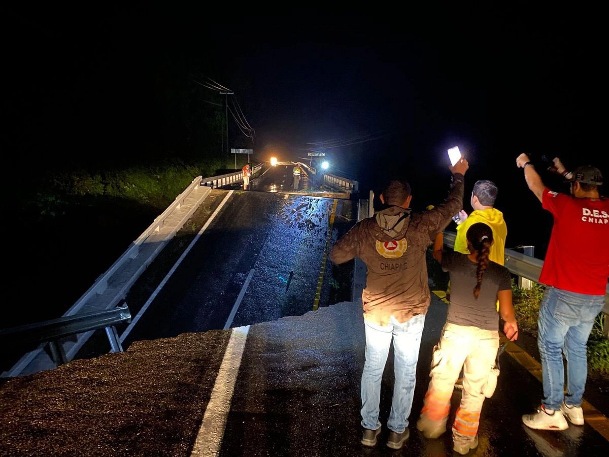 El colapso del Tablazón 1 en la autopista costera de Chiapas provocó el cierre de tránsito entre los municipios de Mapastepec y Tapachula. Foto 