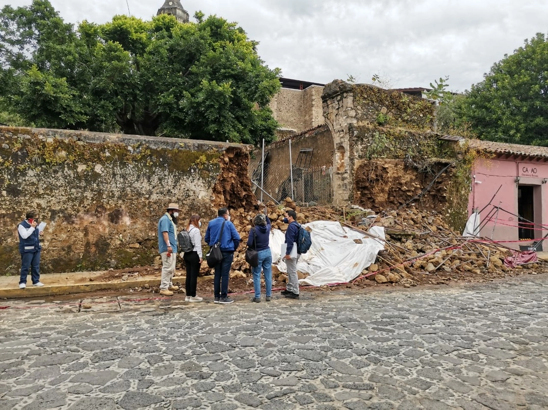 Colapso de la barda del inmueble de la parroquia de la Natividad, en Tepoztlán. Foto INAH Morelos