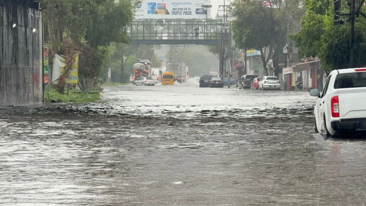 Vialidad afectada por lluvias en el municipio de Tlalnepantla. Foto 