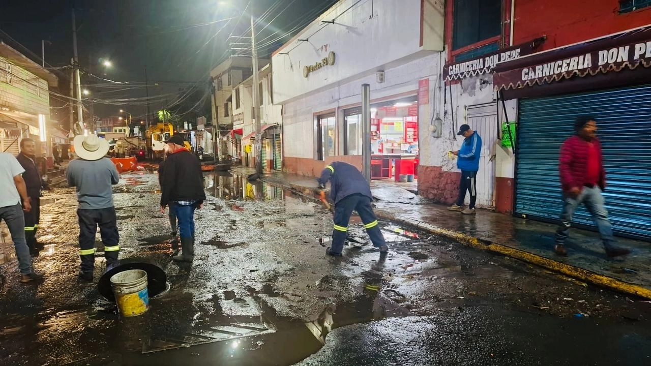Cuadrillas de la alcaldía Xochimilco apoyan a pobladores afectados por las inundaciones. Foto