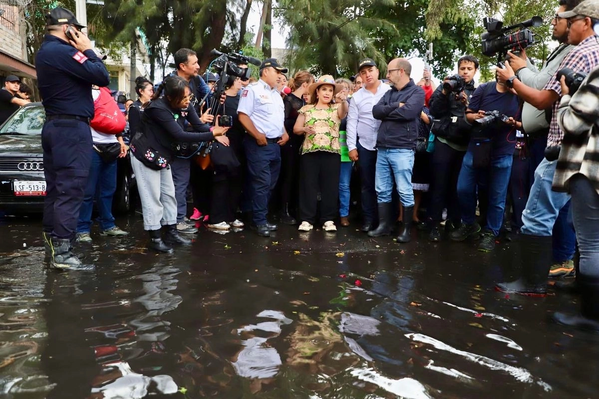 La jefa de Gobierno de la CDMX, Clara Brugada (c) durante un recorrido por colonias afectadas por lluvias en la Alcaldía GAM. Foto 
