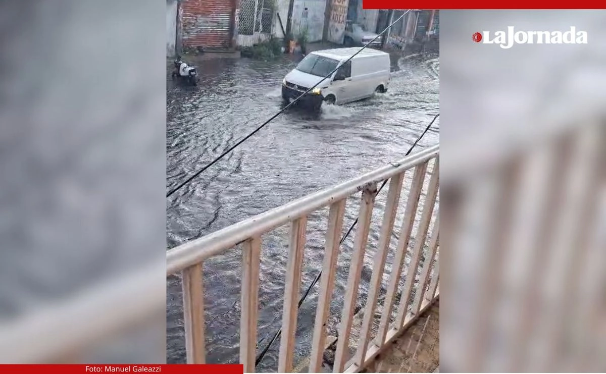 Las lluvias que se registran la tarde de este miércoles provocaron estragos en vialidades y calles en los municipios de La Paz y Nezahualcóyotl, Edomex. Foto 