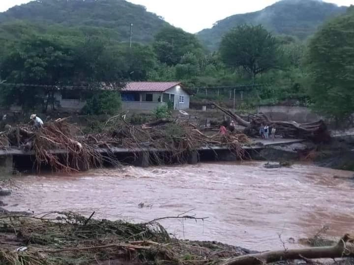 El Ejército Mexicano llegó este domingo a la zona siniestrada y aplicó de inmediato el plan DN-III. Foto cortesía Ayuntamiento de Tlatlaya
