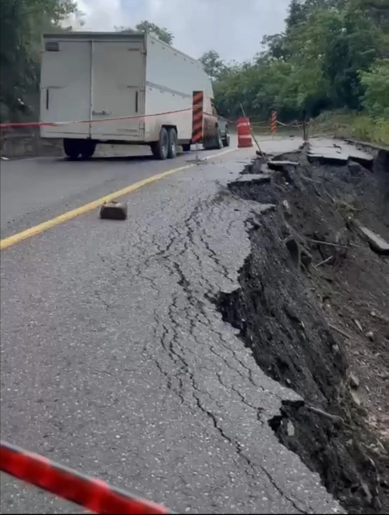 El deslave de 10 metros aconteció en el kilómetro 178 de la carretera federal México-Tampico, a la altura del municipio de Tlanchinol, Hidalgo. Foto 'La Jornada'