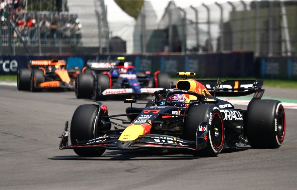 "Es muy temprano para dar una respuesta de si pretendo volver a la Fórmula 1. Todo pasó muy rápido al final de la temporada pasada, no me esperaba dejar el equipo", añadió Pérez, que tenía contrato con Red Bull hasta 2026. Foto La Jornada / Victor Camacho