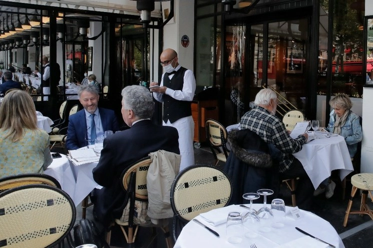 París se está redescubriendo a sí misma, ya que sus cafés y restaurantes reabren por primera vez desde que el virus se extendió rápidamente y los obligó a cerrar sus puertas el 14 de marzo.Foto Ap