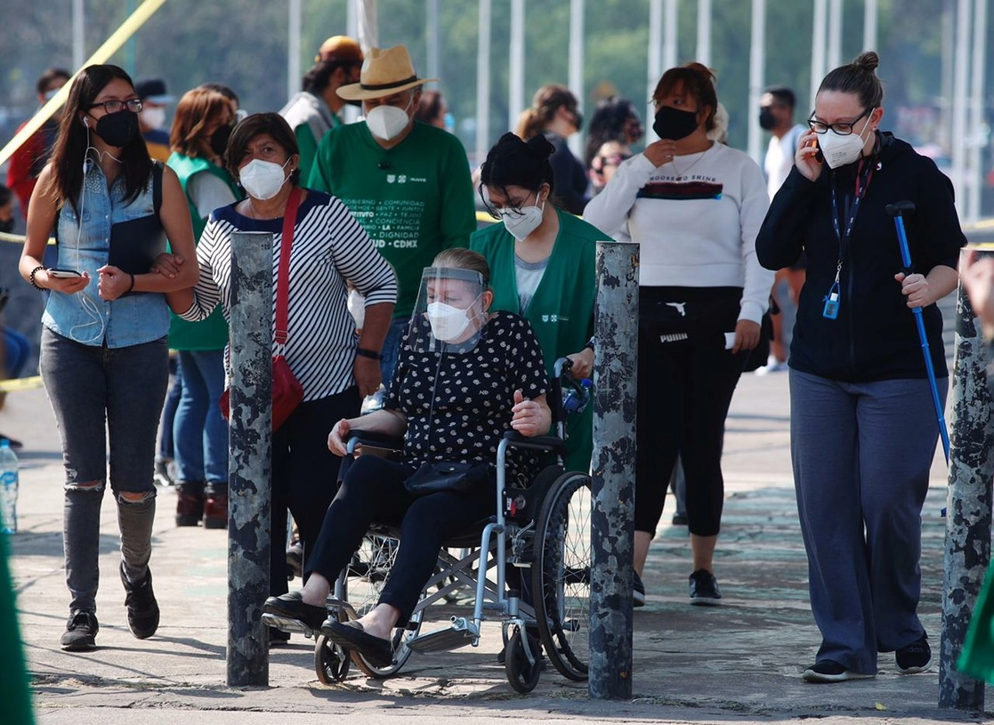 Adultos mayores acuden al estadio Olímpico Universitario para recibir la segunda dosis de la vacuna contra Covid-19, en la alcaldía Coyoacán, Ciudad de México, el 21 de abril de 2021. Foto Cristina Rodríguez
