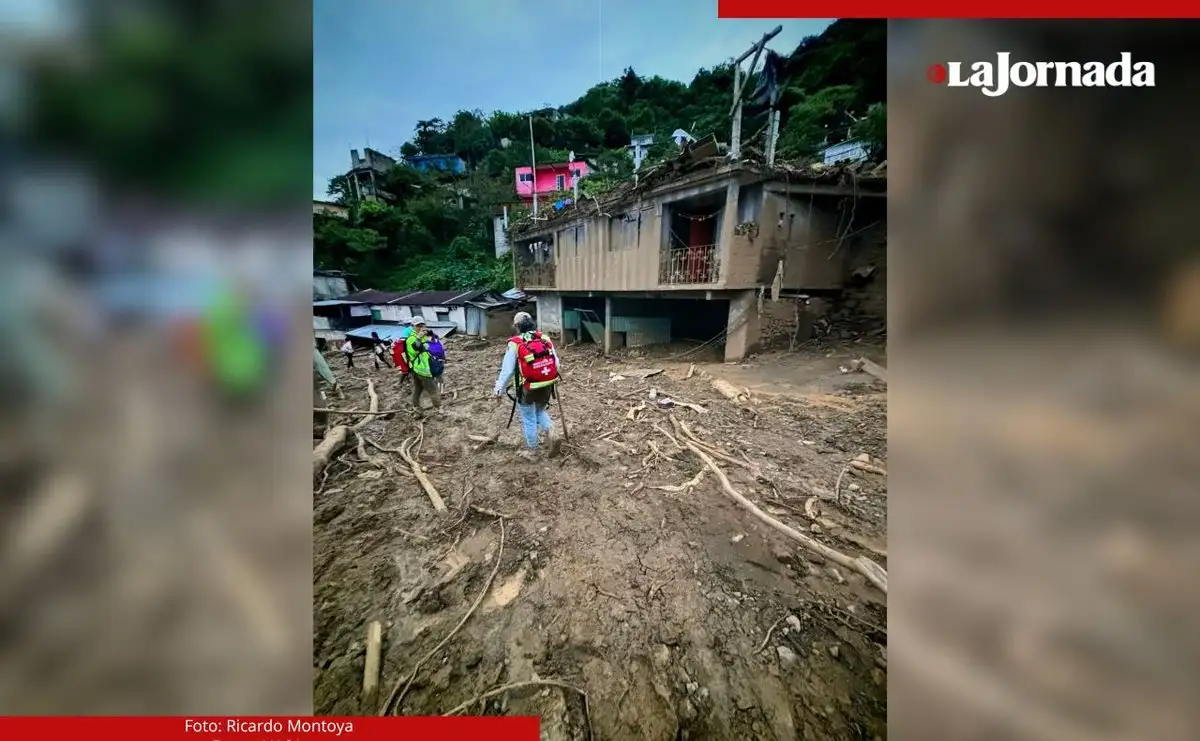 El deslave de un cerro provocado por las intensas lluvias sepultó prácticamente al poblado indígena de Acuautla, Hidalgo.