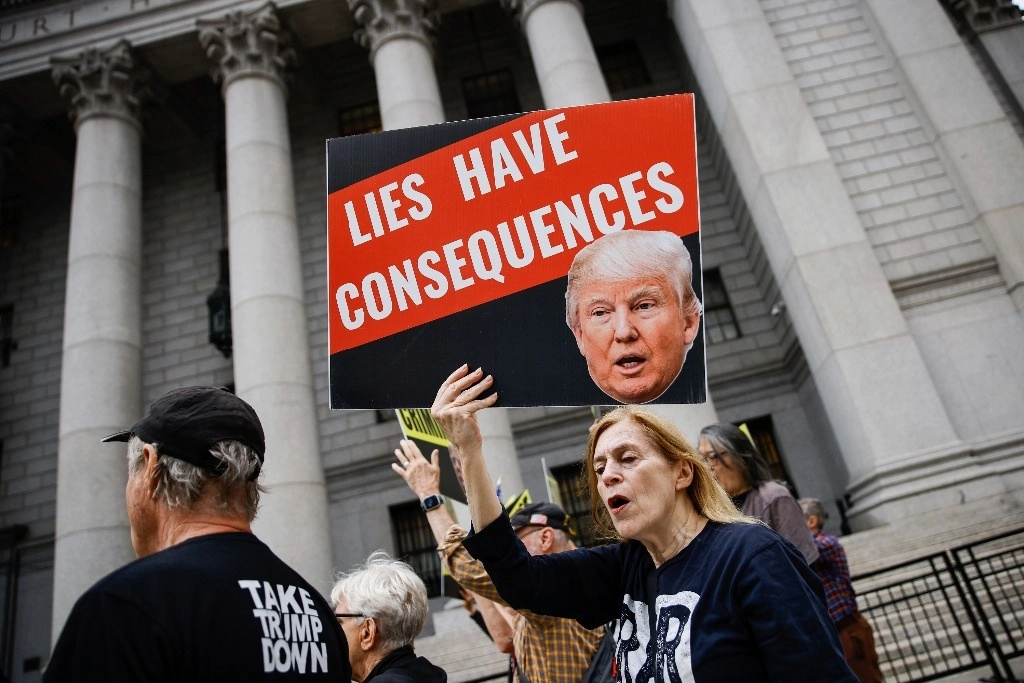 Protesta contra el ex presidente Donald Trump antes de su llegada al Tribunal Federal de Nueva York, el viernes 6 de septiembre.Foto Ap