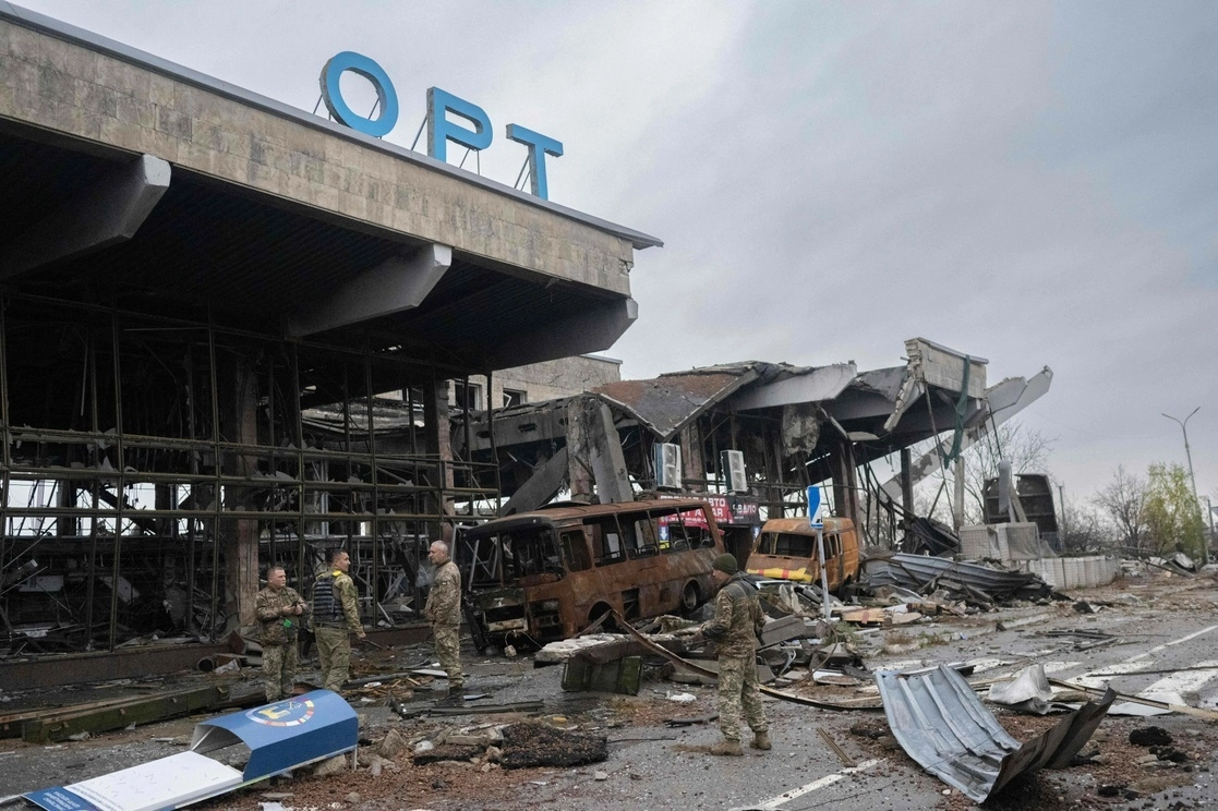 Soldados ucranios frente a un edificio en ruinas del aeropuerto de Jersón. Foto Afp