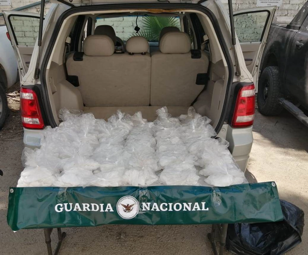 Los paquetes de droga sintética se localizaron debajo del asiento del copiloto durante un operativo en la carretera Mazatlán-Culiacán. Foto cortesía de la Guardia Nacional 