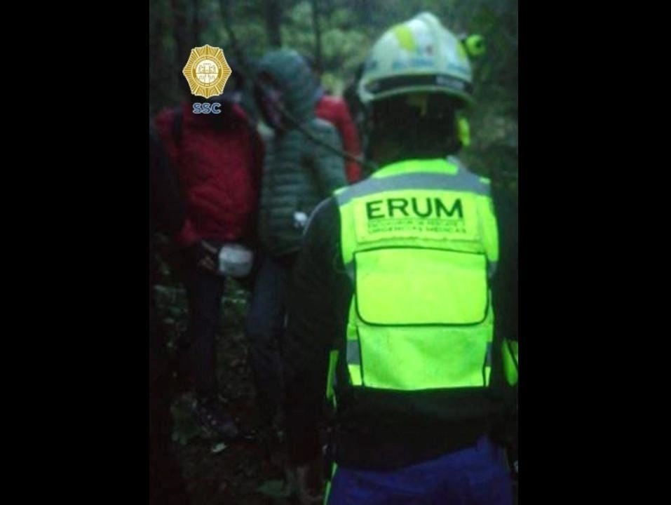 los 13 adultos y el menor fueron localizados  la altura del kilómetro 19+500, de la colonia San Miguel Ajusco, alcaldía Tlalpan. Foto SSC