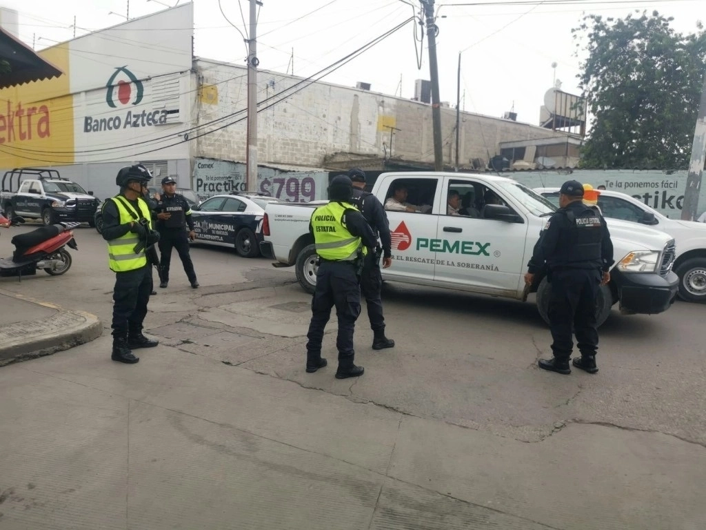 Los oficiales se aproximaron al punto, donde decomisaron un arma de fuego y herramientas que estaban dentro de la camioneta, las cuales, al parecer se utilizaban para operar una toma ilegal de hidrocarburo, la cual fue localizada en la zona. Foto 'La Jornada'/Archivo 