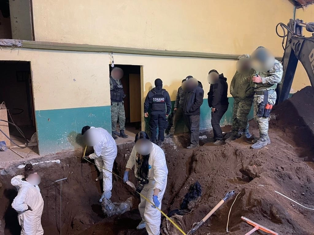 Peritos laboran en un inmueble en la colonia La Joya, en Tenango del Valle, donde ayer fueron hallados 26 paquetes con restos humanos. Foto cortesía de la FGJEM