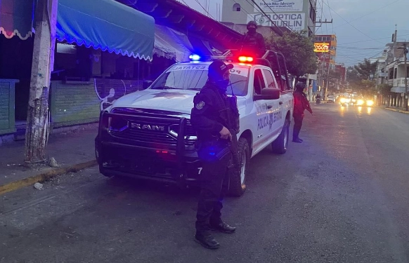 En otro hecho, los cuerpos de dos hombres fueron localizados la noche del miércoles en la colonia Benito Juárez de Acapulco, los cuales estaban envueltos en lonas y fueron abandonados alrededor de las 11 de la noche. Foto @SSPGro