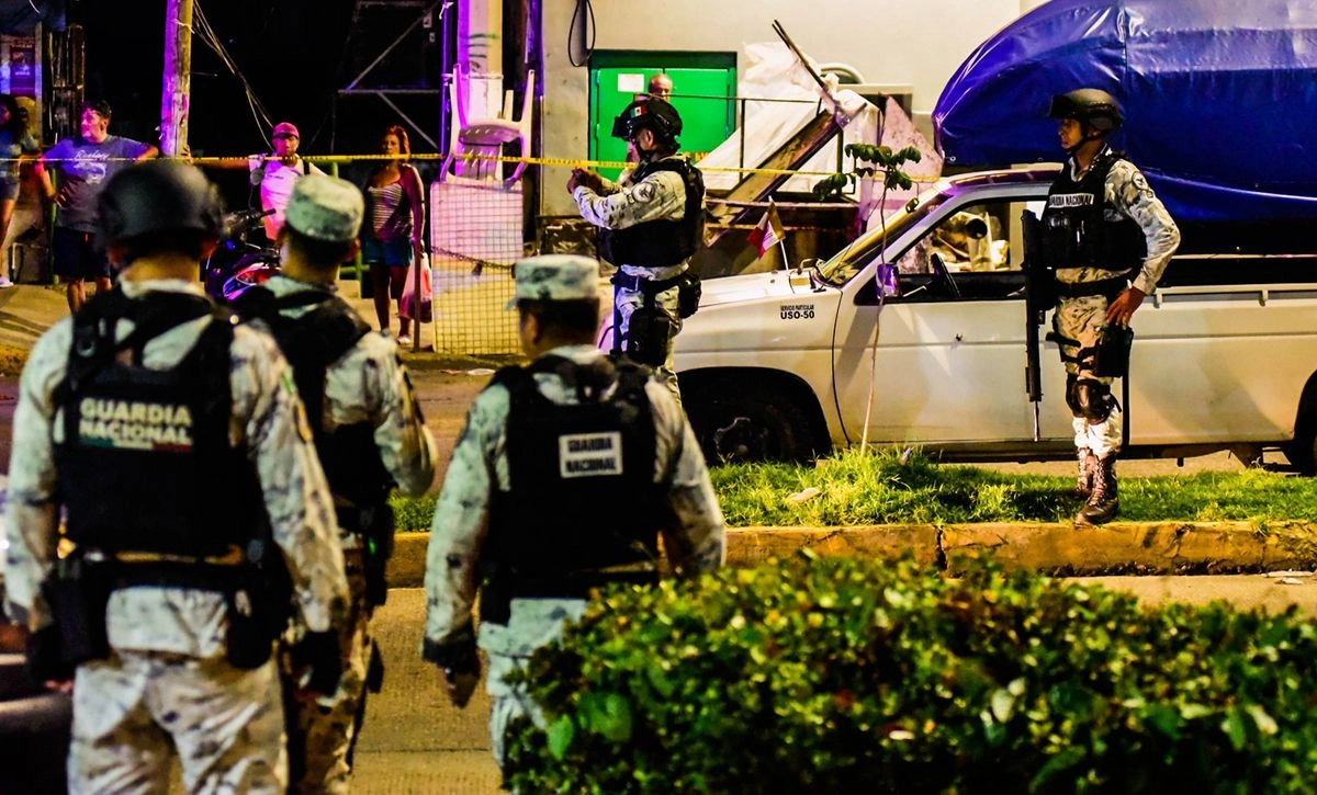 Durante la madrugada del jueves, una persona fue asesinada por impactos de bala en el fraccionamiento Costa Dorada de la colonia Llano Largo.  Asimismo, alrededor de la medianoche del miércoles, el cuerpo de un hombre decapitado fue encontrado en la colonia Ciudad Renacimiento, en la avenida Ejido Las Pozas, casi esquina con Ejido Dos Arroyos. Foto 