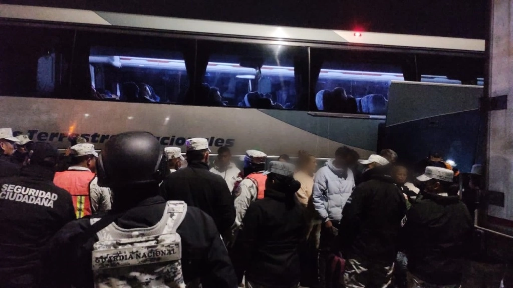 Un total de 22 personas de procedencia extranjera, presuntamente cubanas: siete mujeres y 15 hombres, fueron rescatadas en un operativo conjunto de la Fiscalía General de Justicia del Estado de México y la policía municipal de Tultepec. Foto cortesía FGJEM