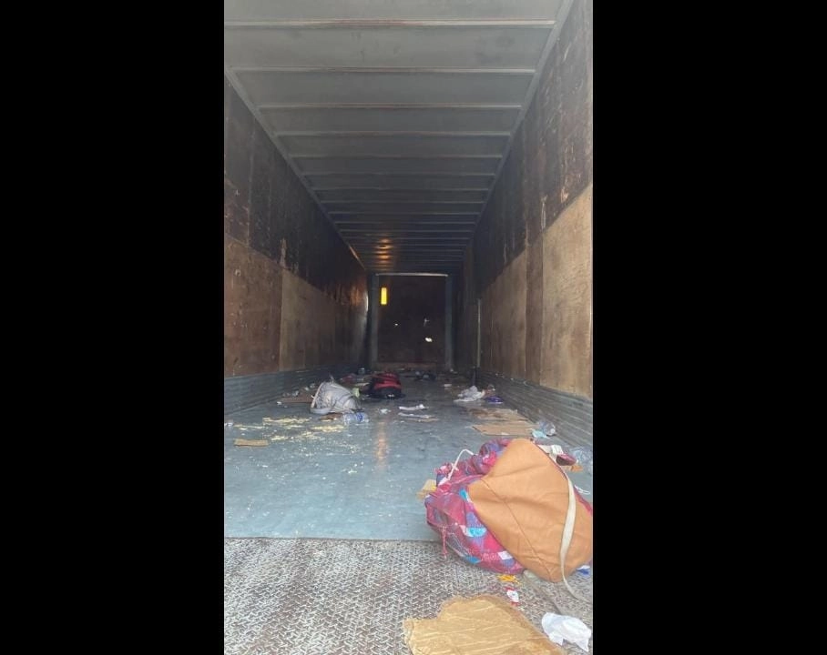 Los 43 migrantes fueron ubicados en el interior de un tráiler, en Cuautitlán Izcalli. Foto La Jornada
