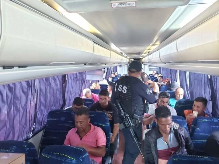 Un grupo de 46 migrantes de nacionalidad venezolana fue asegurado cuando viajaba en un autobús que se dirigía hacia la Ciudad de México. Foto ‘La Jornada’