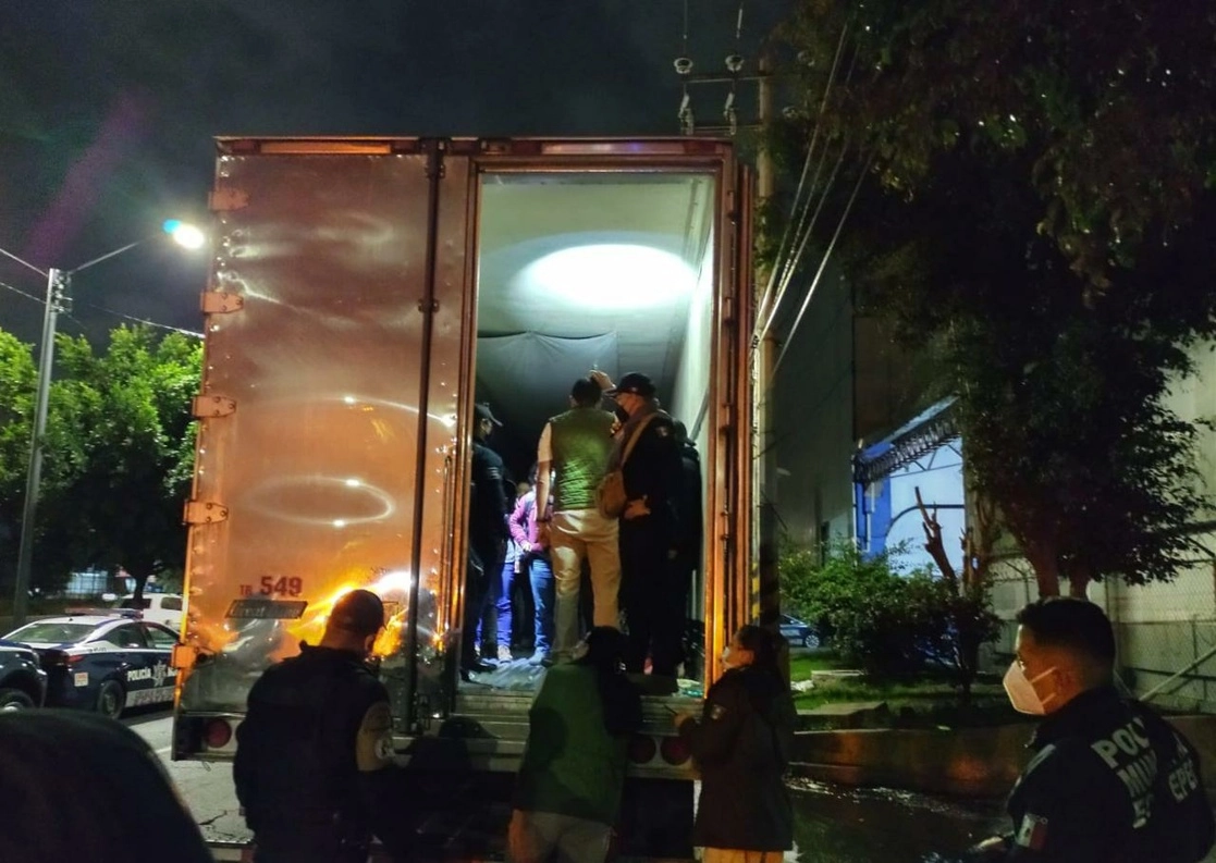 Los migrantes, originarios de Guatemala, fueron rescatados por policías municipales en la colonia La Providencia, de Ecatepec. Foto alcaldía de Ecatepec