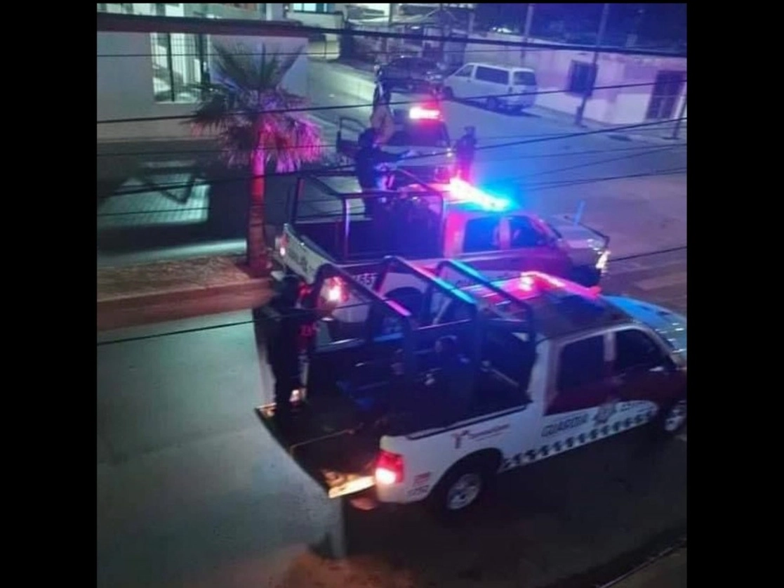 Cinco sujetos maniatados fueron dejados en una camioneta pick up abandonada en el cruce de las avenidas Primera y Lauro Villar, en la ciudad fronteriza de Matamoros, Tamaulipas. Foto ‘La Jornada’