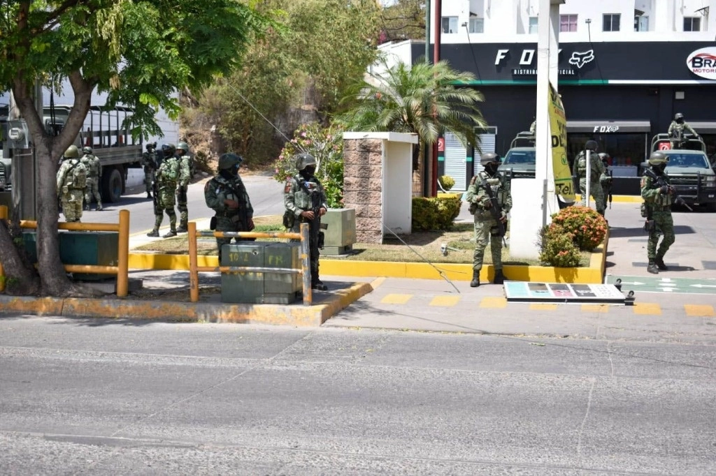 Elementos de los tres niveles de gobierno desplegaron un operativo para dar con el paradero de las 66 personas plagiadas en Culiacán, Sinaloa, el pasado 22 de marzo. Foto Cuartoscuro / Archivo