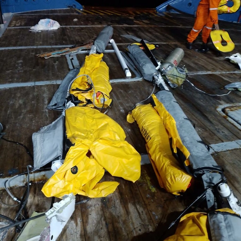 Además los restos del capitán y copiloto, fueron halladas parte del helicoptero desplomado. Foto La Jornada
