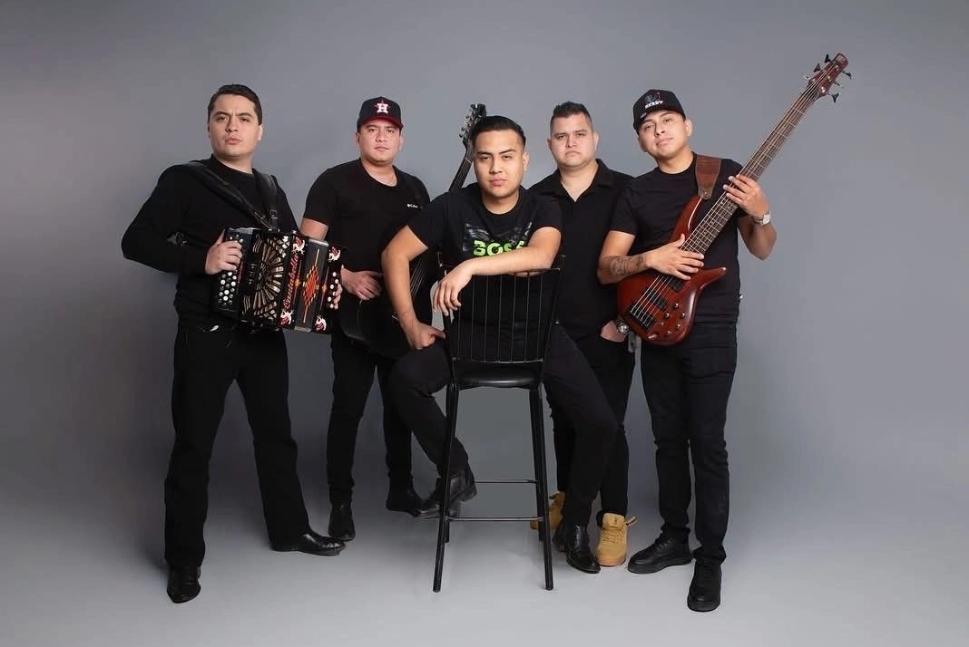 Los seis integrantes de este conjunto son hombres de entre 18 a 40 años, quienes son Luis Neftalí Domínguez y Abraham Ontiveros, ambos de 23 años; Leonardo Rubio de 33 años; Oscar Ulises Pérez de 24 años; Lorenzo Antonio Martínez de 40 años; y Francisco Gabriel Alfaro de 18 años. 