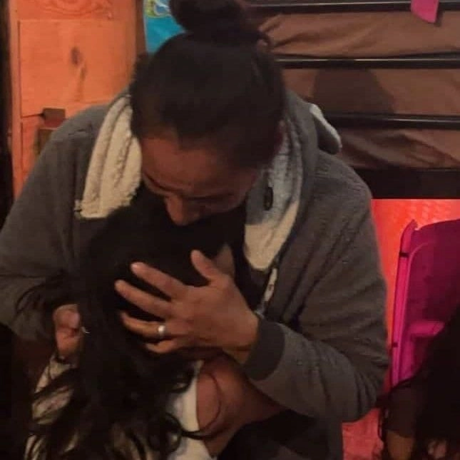 La mamá de Alexandra Paola se reúne con su hija, quien por 24 horas estuvo desaparecida y fue retenida en una casa muy cercana a su hogar. Foto Cortesía Fiscalía de Jalisco.