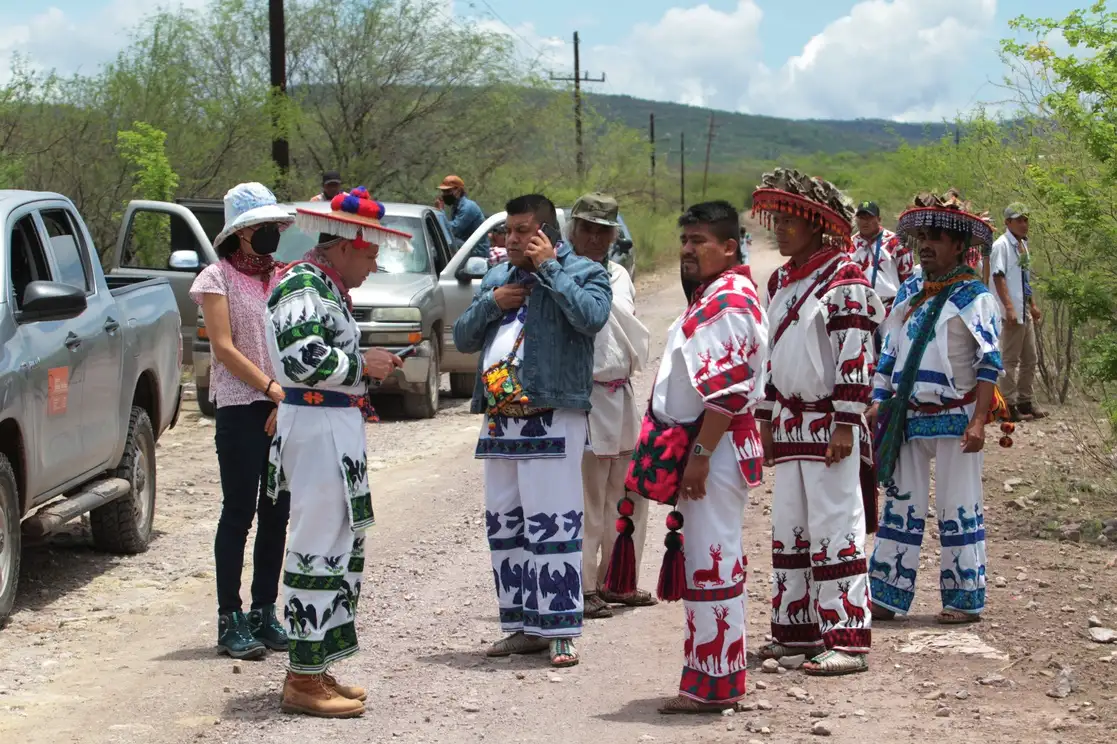 Al centro, con chamarra de mezclilla, Santos de la Cruz, en Bancos de Calitique, Durango, en 2021. Foto Arturo Campos Cedillo/ La Jornada