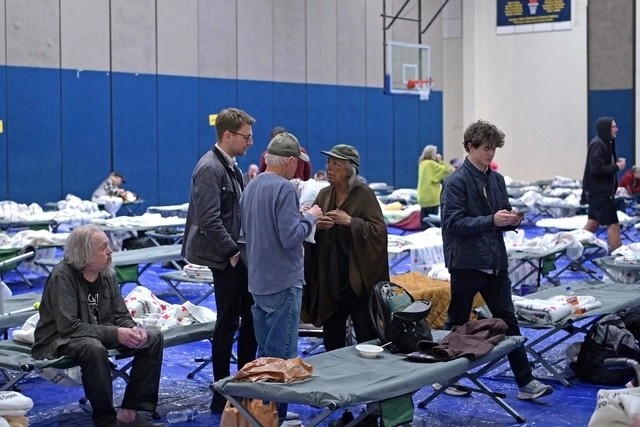 Personas evacuadas por el incendio forestal en Palisades. Foto Afp