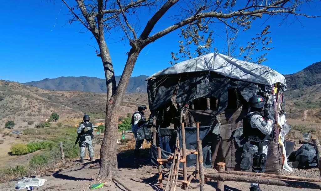 Elementos de la Guardia Nacional localizaron un campamento clandestino, en donde había material bélico y artefactos explosivos de fabricación artesanal. Imagen tomada de Twitter @GN_MEXICO_